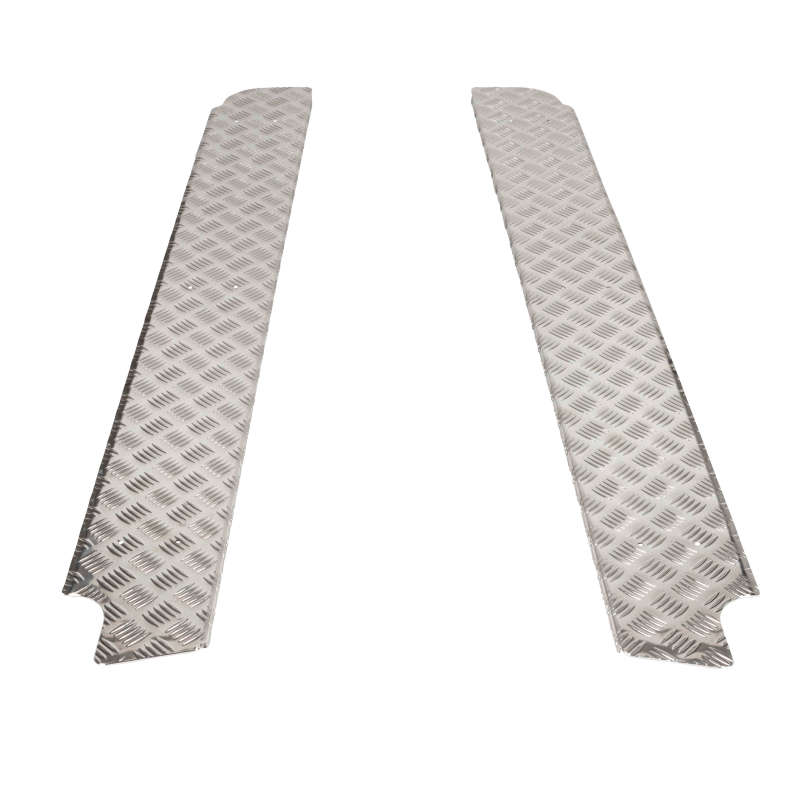ARB Deluxe side rail and step with floor for Land Cruiser 80 Series — flare clearance detail