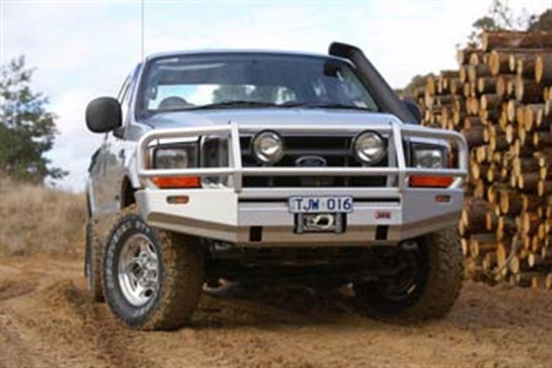 ARB combination bull bar fitted to a 1999-2004 Ford F-250 Super Duty, front three-quarter view