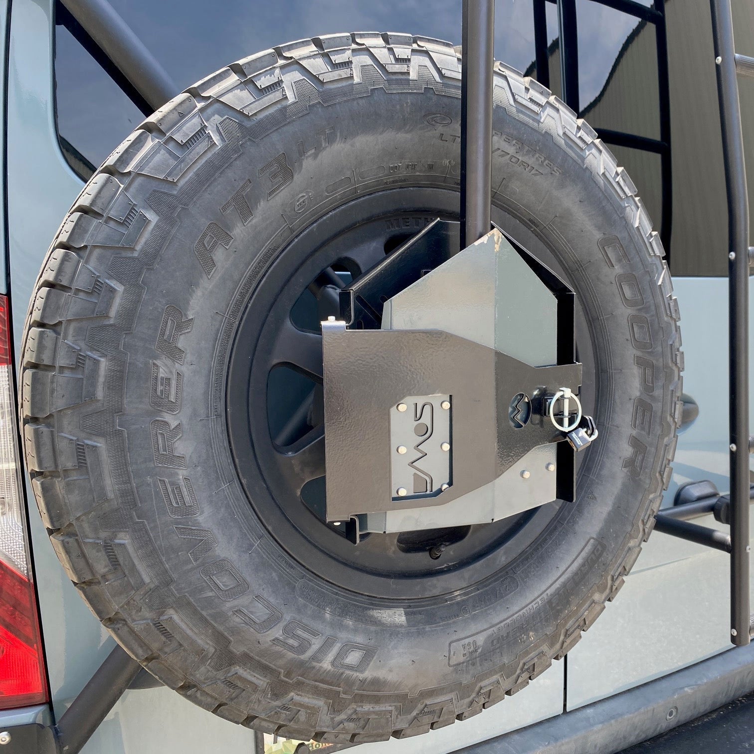 DMOS Delta Shovel Mount Mount DMOS Shovels- Overland Kitted