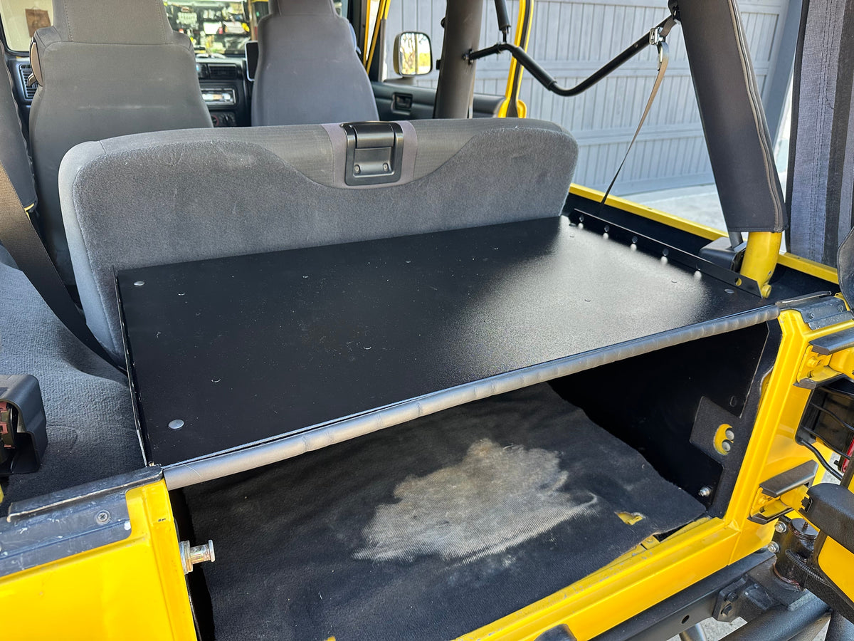 Ridgeback Basic lid over the LJ cargo floor seen from the tailgate