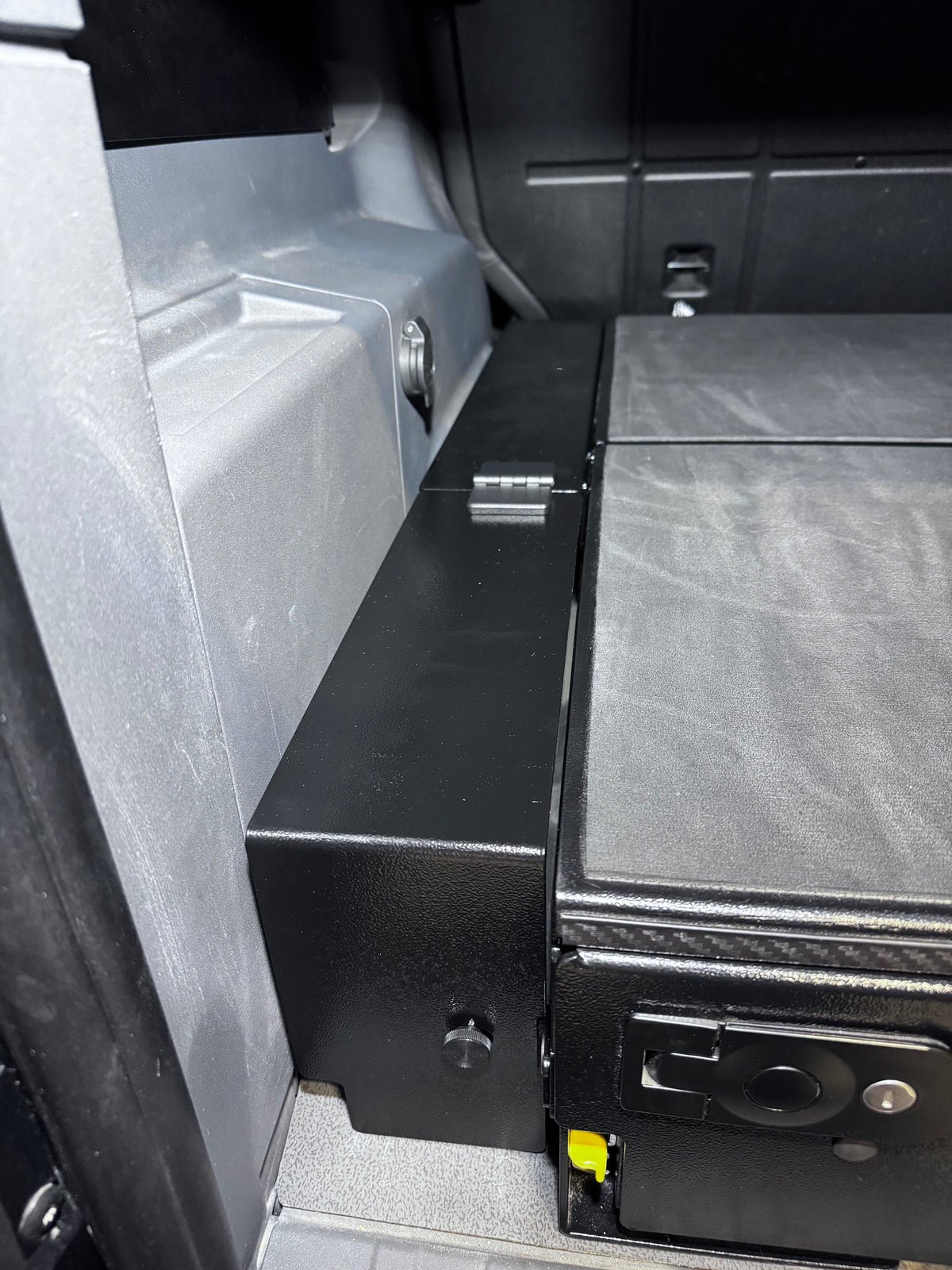 Opposite-side leveling panel and drawer latch in a Grenadier