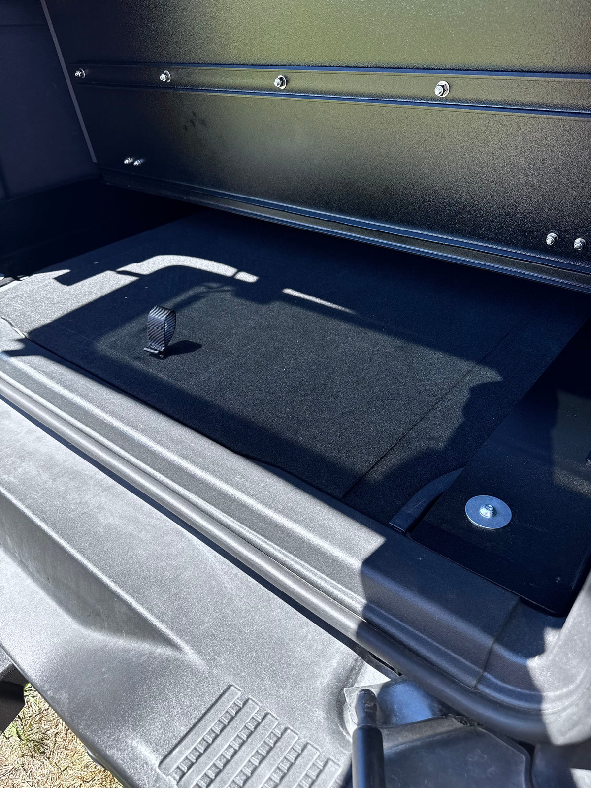 Stage platform surface with the paddle latch, Bronco cargo area