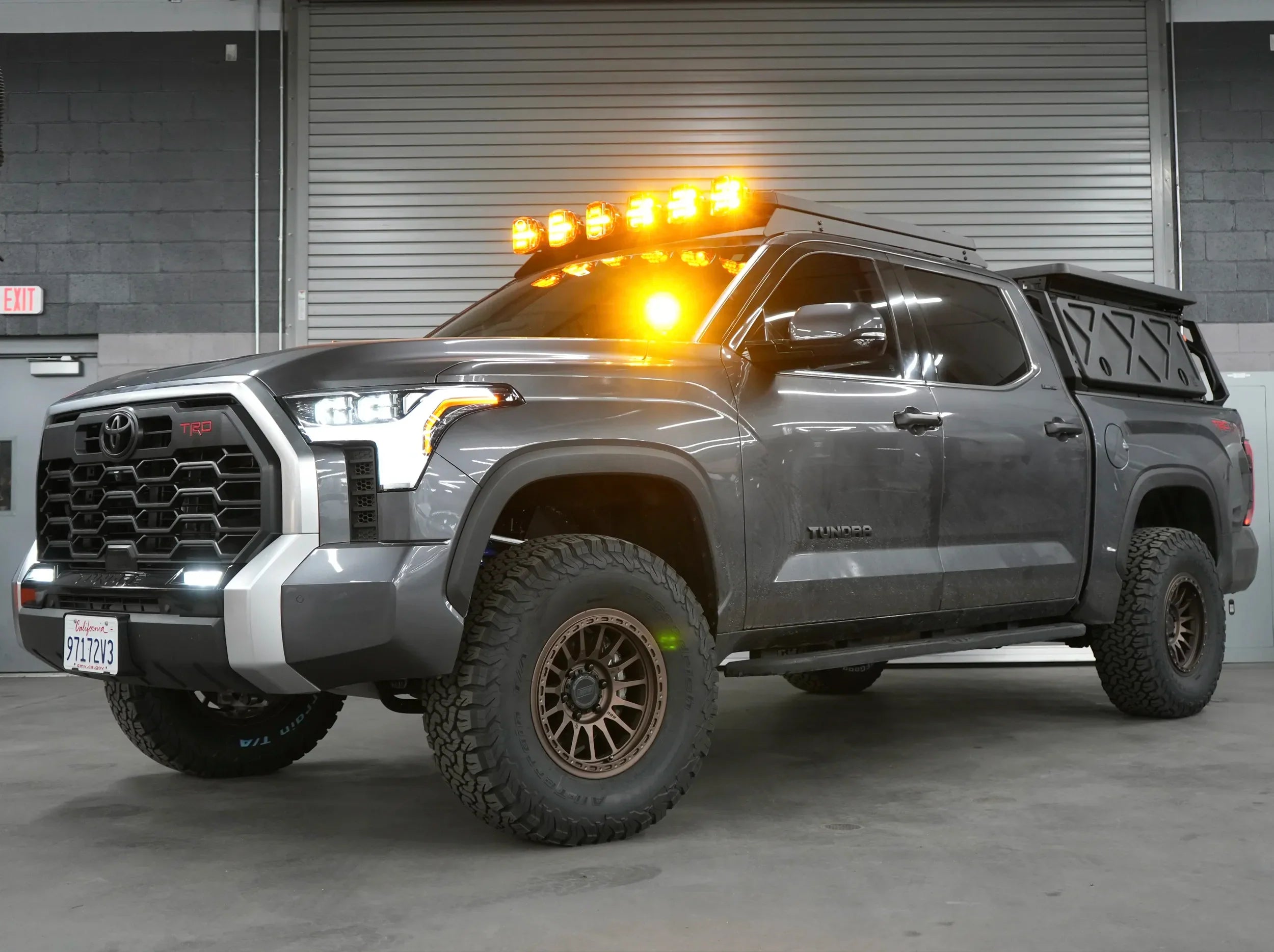 OUTSIDE VIEW OF TOYOTA TUNDRA WITH ACS ROOF LIGHT BRACKETS INSTALLED