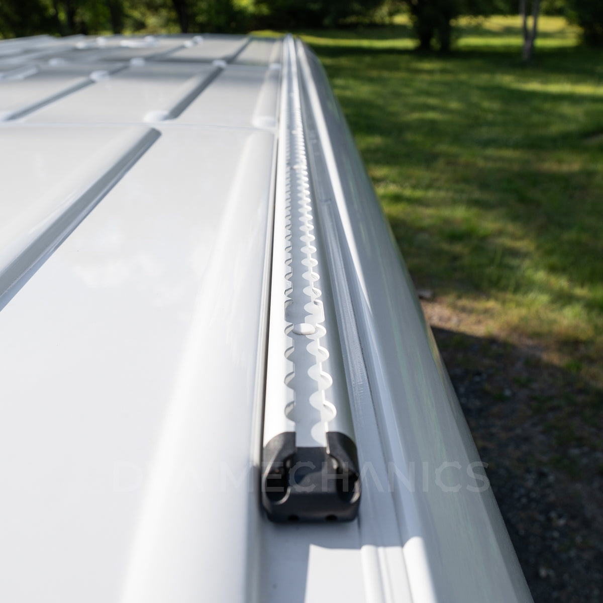 Mercedes Sprinter: LoadSpan™ Load-Spreading Roof Rails with L-Track