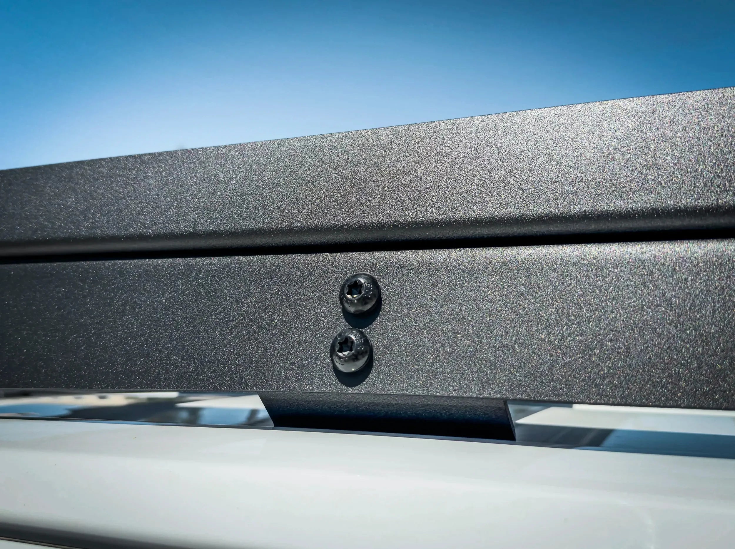 CLOSE UP VIEW OF SIDE RAIL OF ACS ROOF RACK