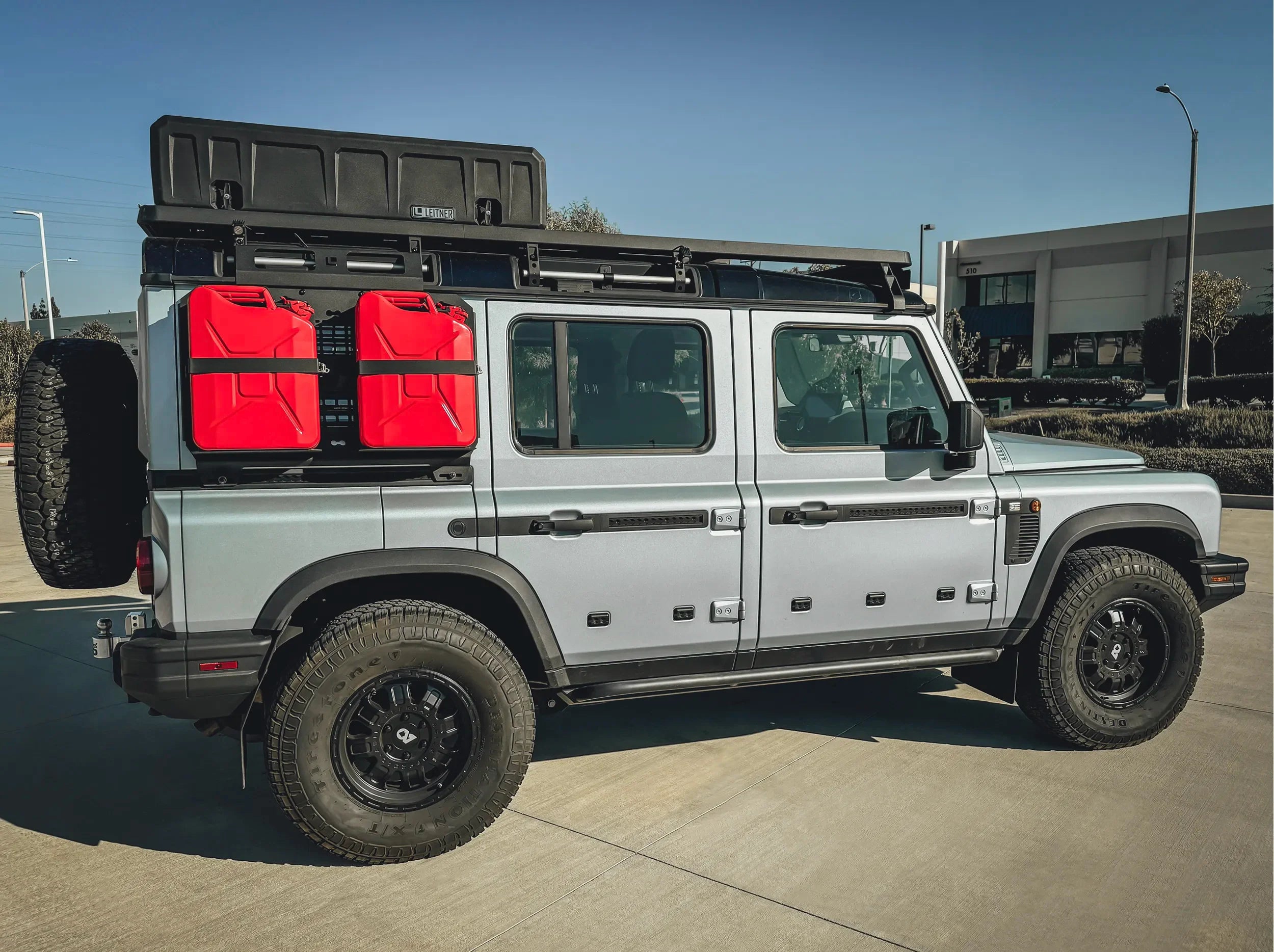 SIDE VIEW OF INEOS GRENADIER WITH 2 JERRY CAN HOLDERS EACH HOLDING THEIR OWN JERRYCAN MOUNTED ON