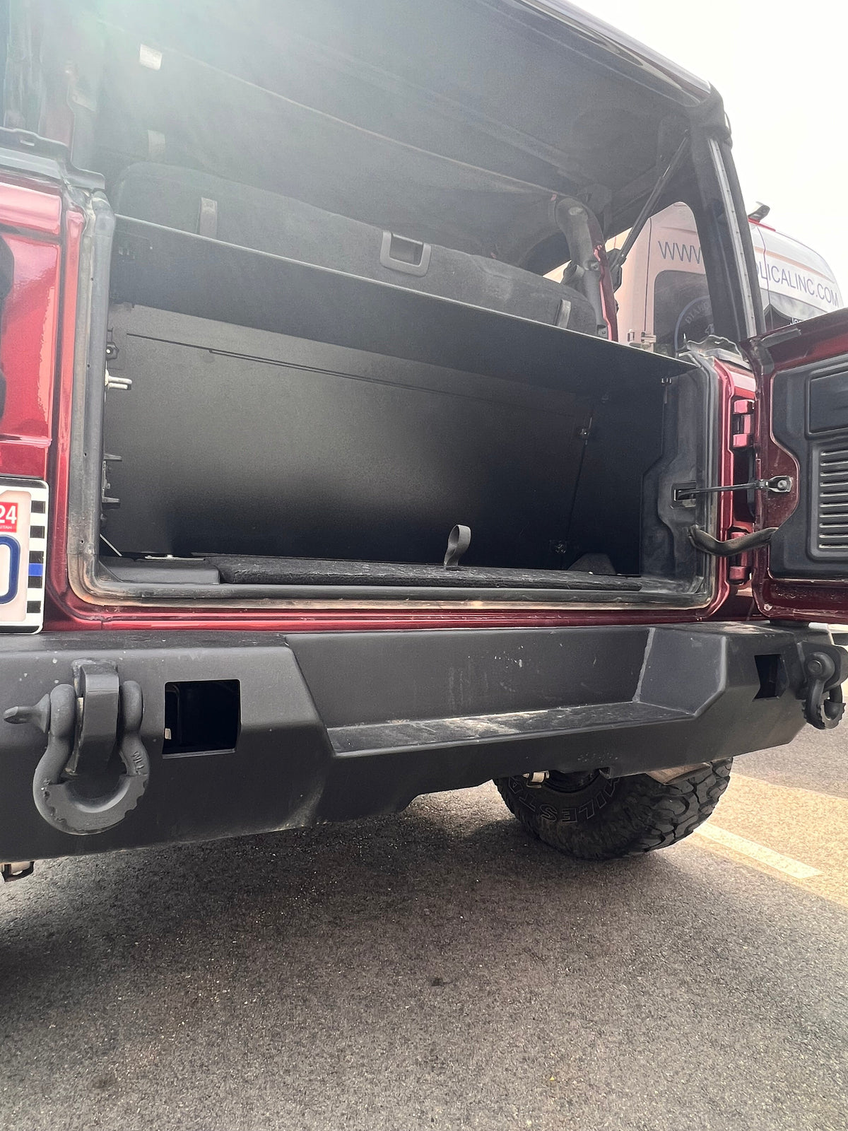 Locker in a red JL 2-door viewed from behind the bumper