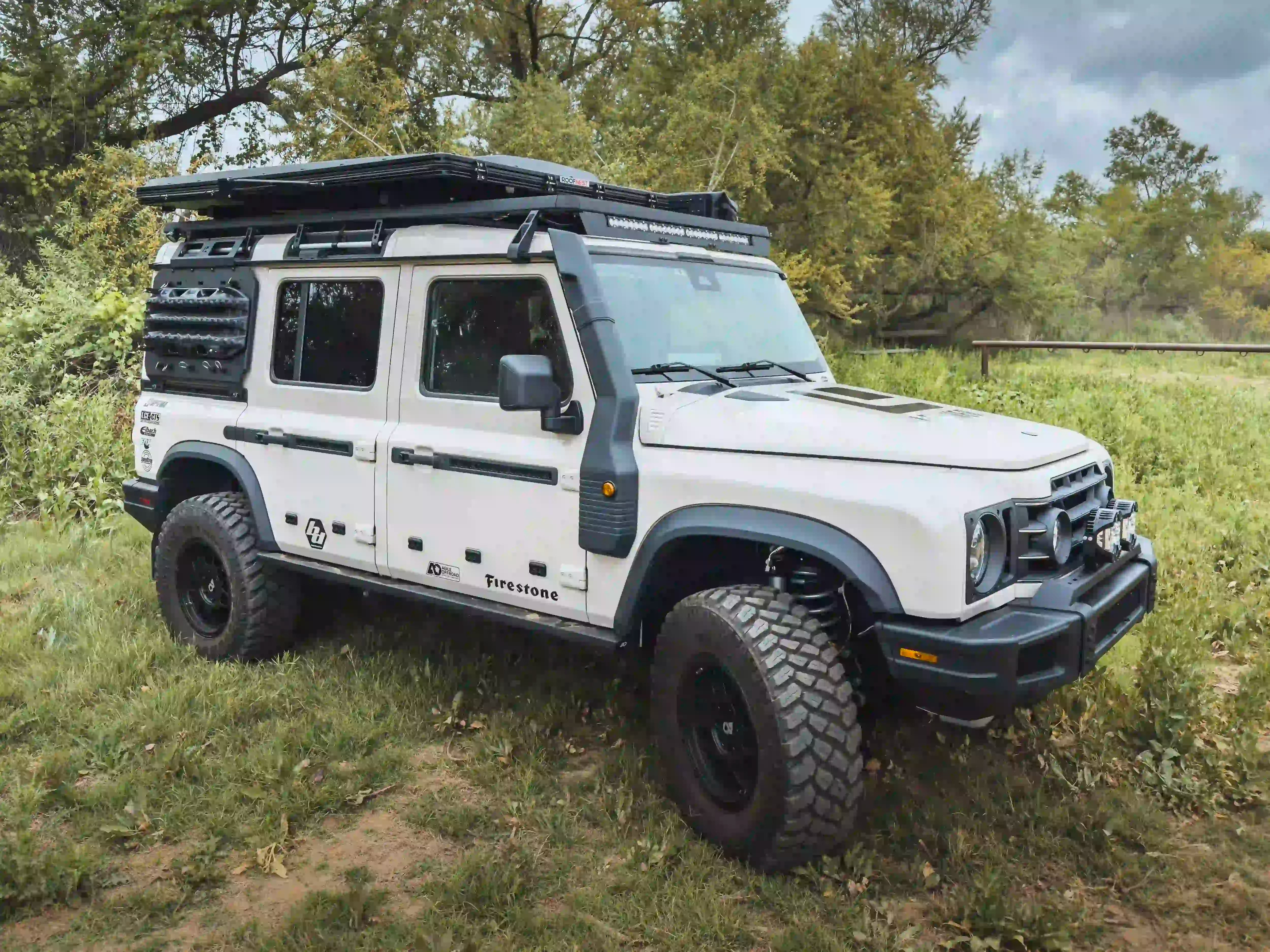 INEOS GRENADIER WITH ACS ROOF AND LOAD BAR ADAPTER INSTALLED