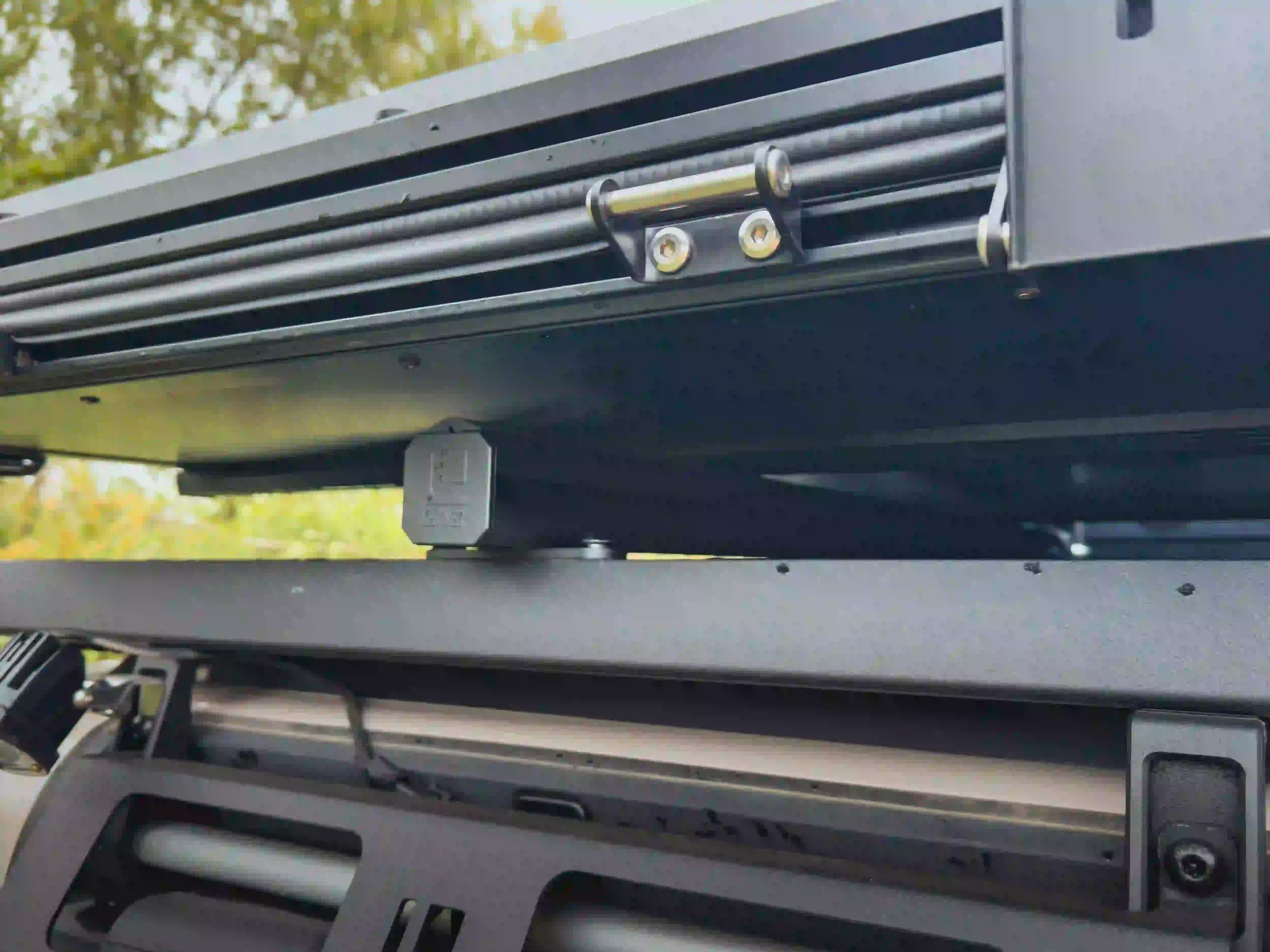 CLOSE UP OF VIEW OF LOAD BAR INSTALLED ON ACS ROOF RACK FOR INEOS GRENADIER