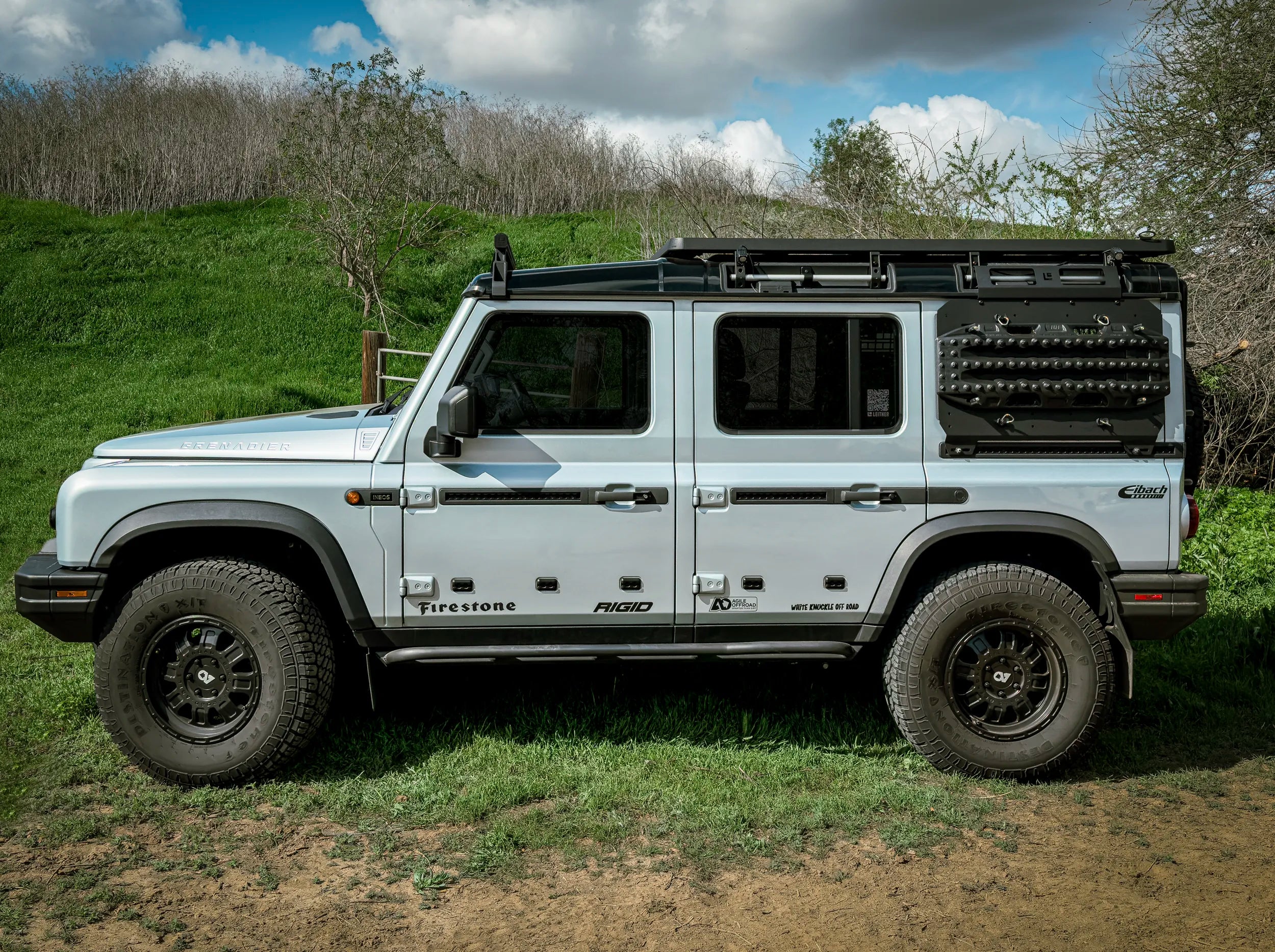 SIDE VIEW OF ELDORET BLUE GRENADIER WITH MAXTRAX MOUNTED ON SIDEKICK PANEL
