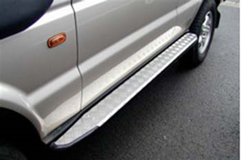 ARB Deluxe protection step showing non-slip molded urethane step pads