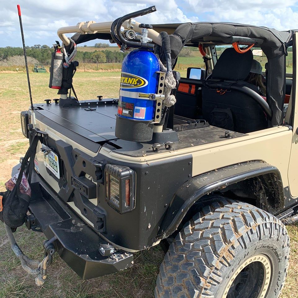 Tan Jeep JK with a blue PowerTank mounted on the Slipstream