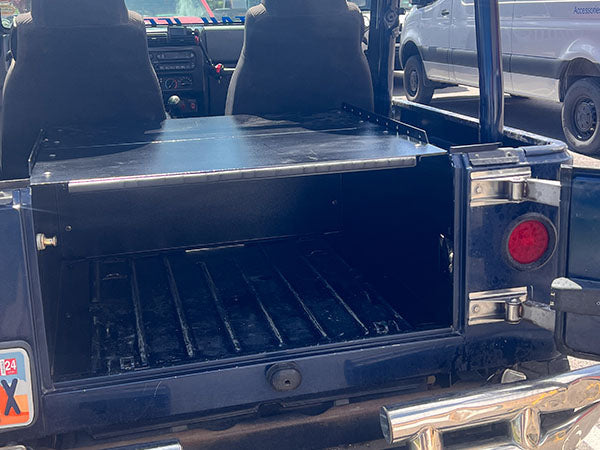 Ridgeback compartment in a blue TJ, close view from the tailgate
