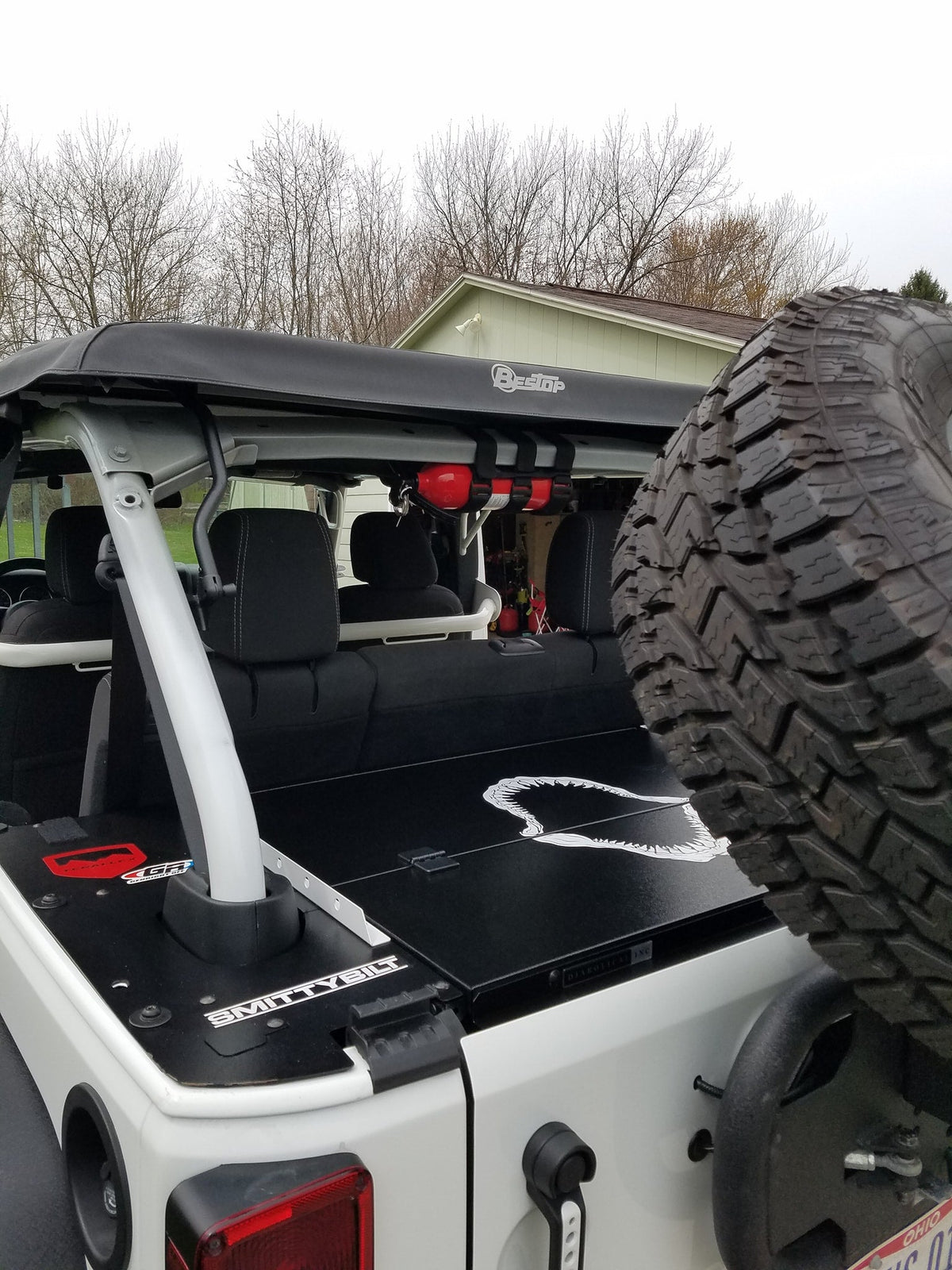 White Jeep JKU with a custom graphic on the Slipstream folding top