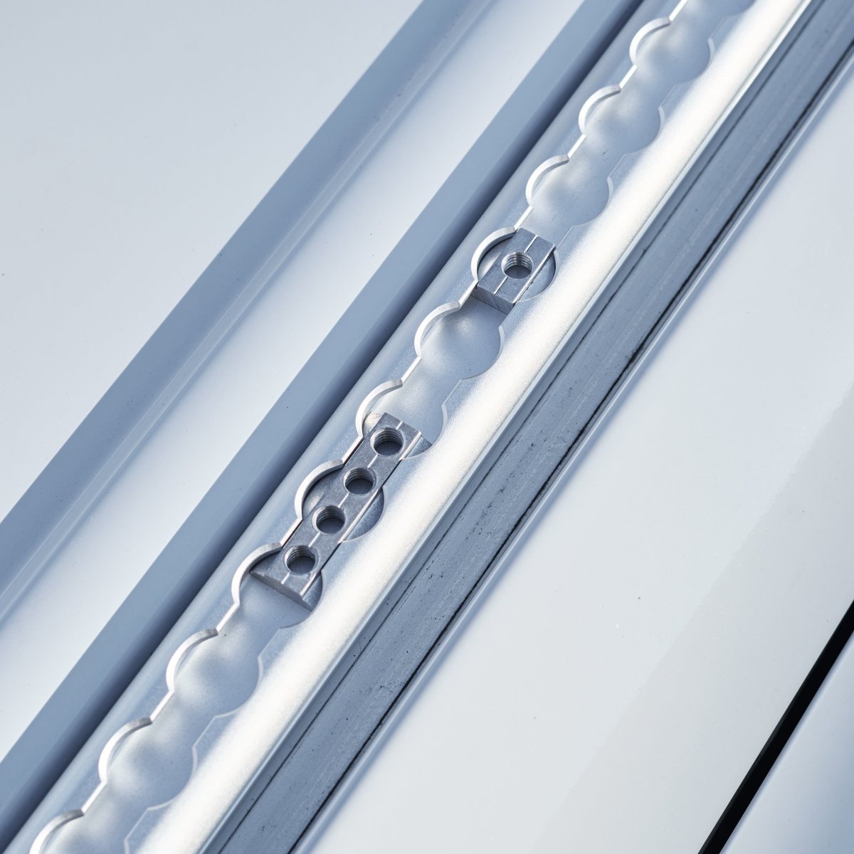 Mercedes Sprinter: LoadSpan™ Load-Spreading Roof Rails with L-Track