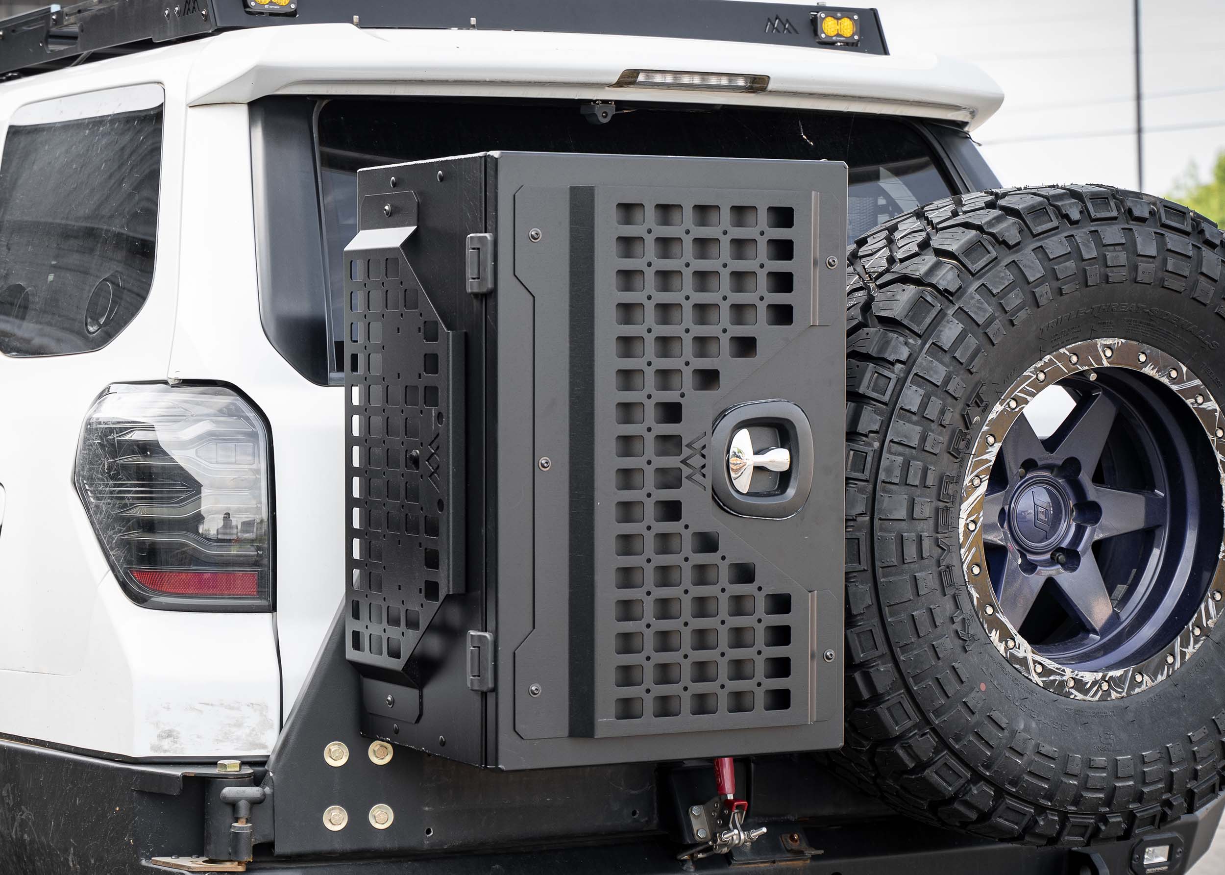 Universal Overland Storage Box (19x28x15)