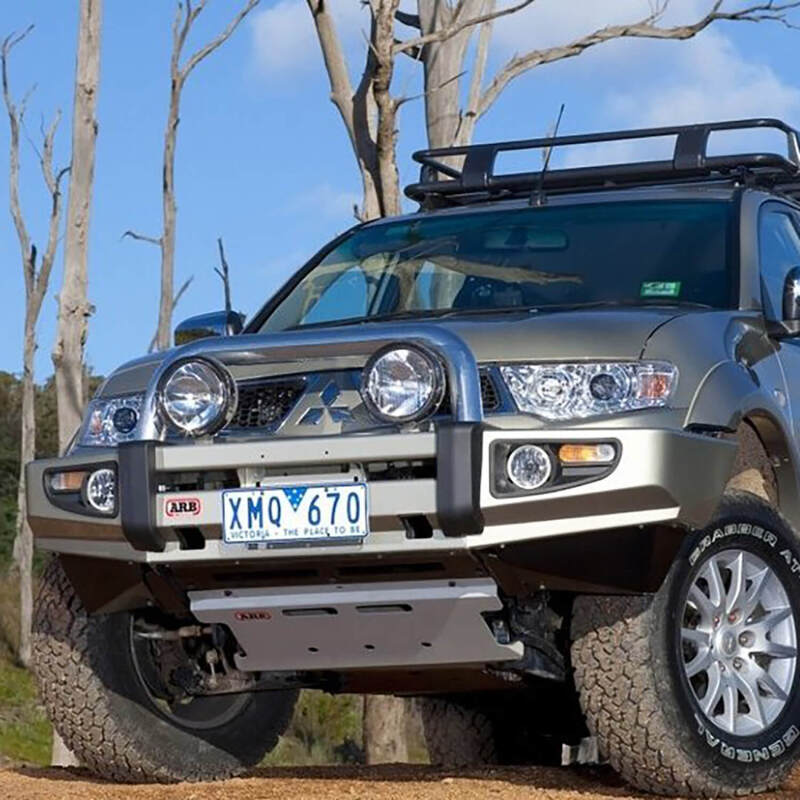 ARB Sahara Deluxe winch bull bar, black powder coat (photo 1)