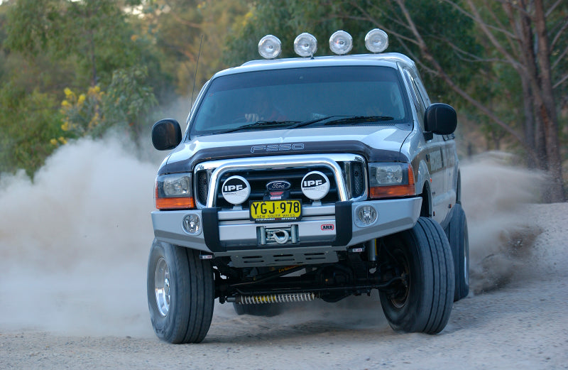 ARB Sahara steel bull bar for Toyota Land Cruiser 200 Series, front three-quarter view