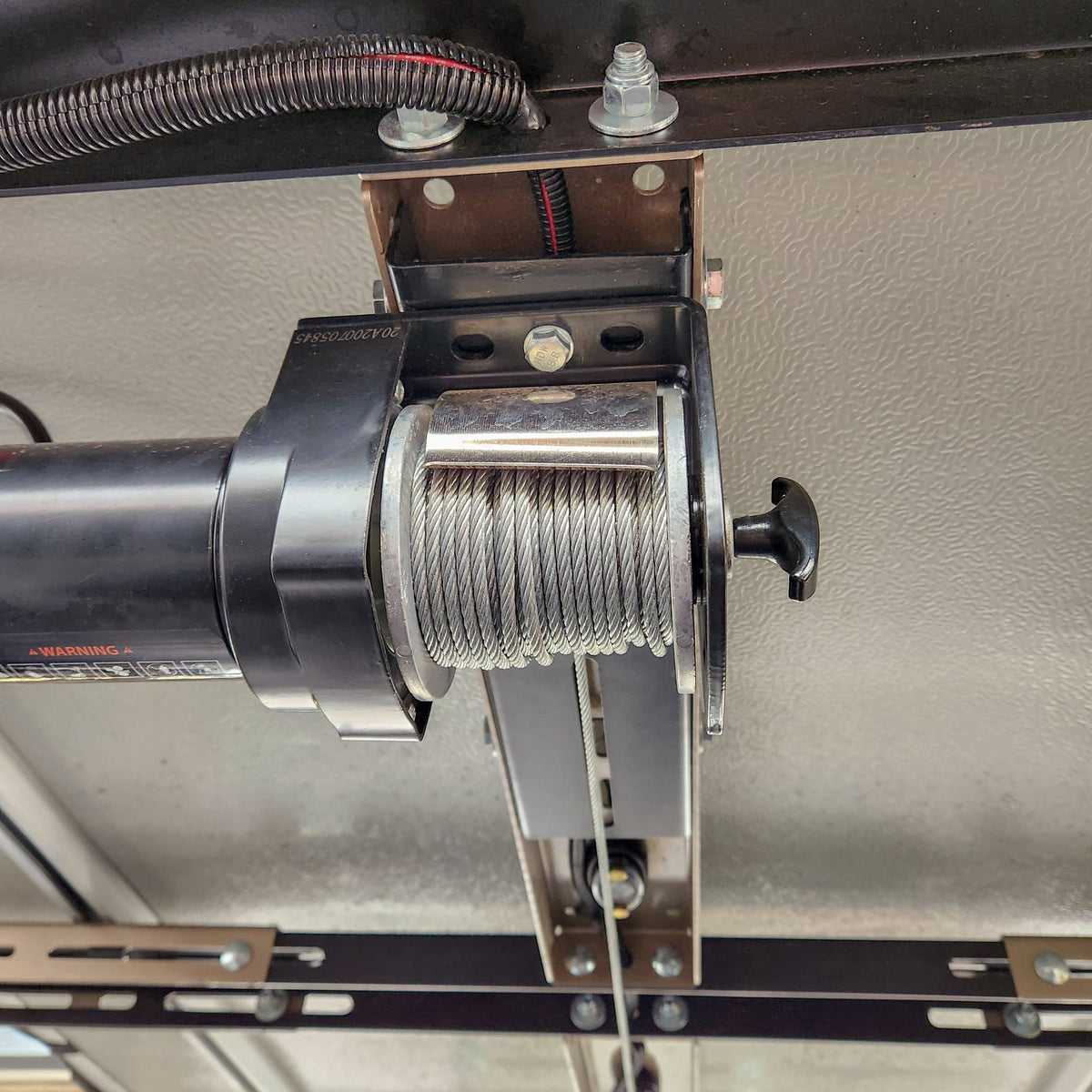 Winch drum and clutch knob under the mount plate