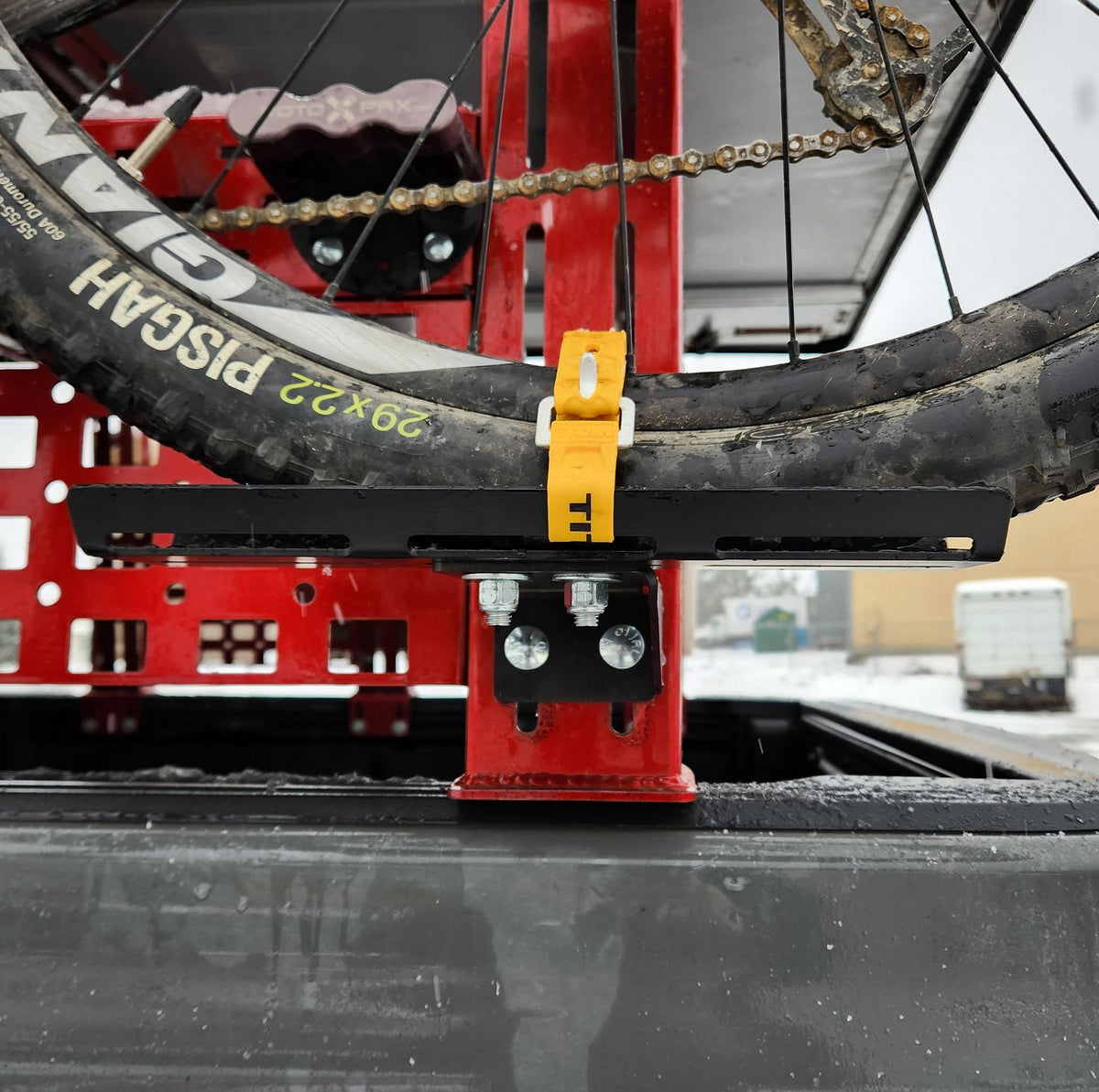 Rear wheel cradle with strap on the ROCK-IT bike mount
