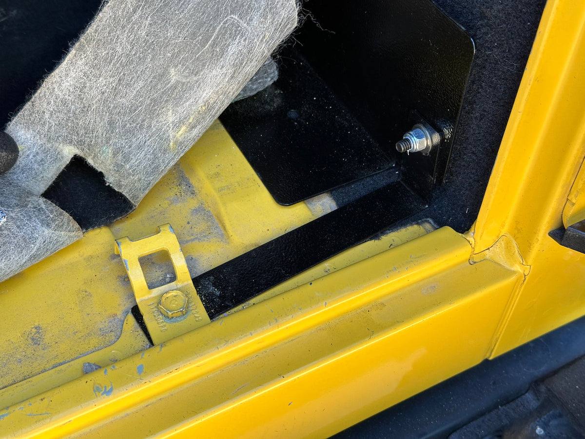 Opposite-side Ridgeback mounting bracket at the LJ tie-down