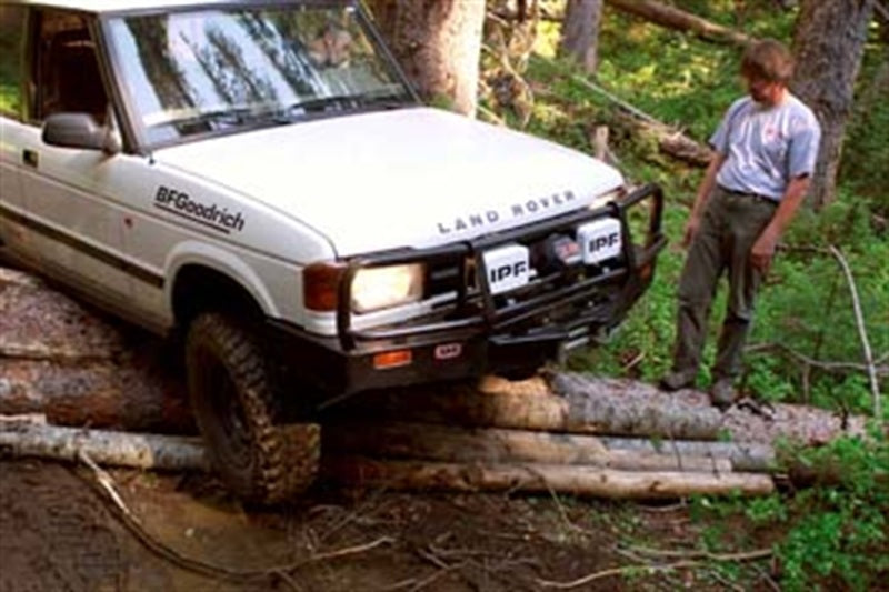 ARB winch bull bar fitted to a Land Rover Discovery I, front three-quarter view
