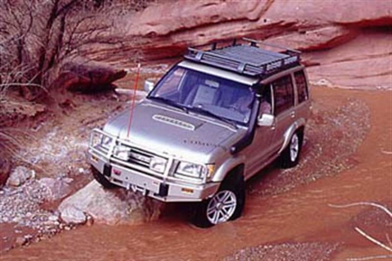 ARB Deluxe winch bull bar for Isuzu Trooper (photo 1)