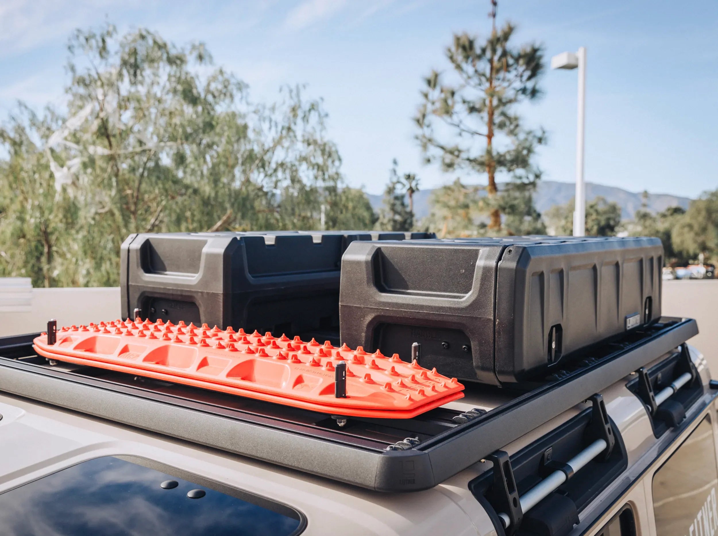 ACCESSORIES MOUNTED ON ACS 3/4 ACS ROOF RACK FOR INEOS GRENADIER