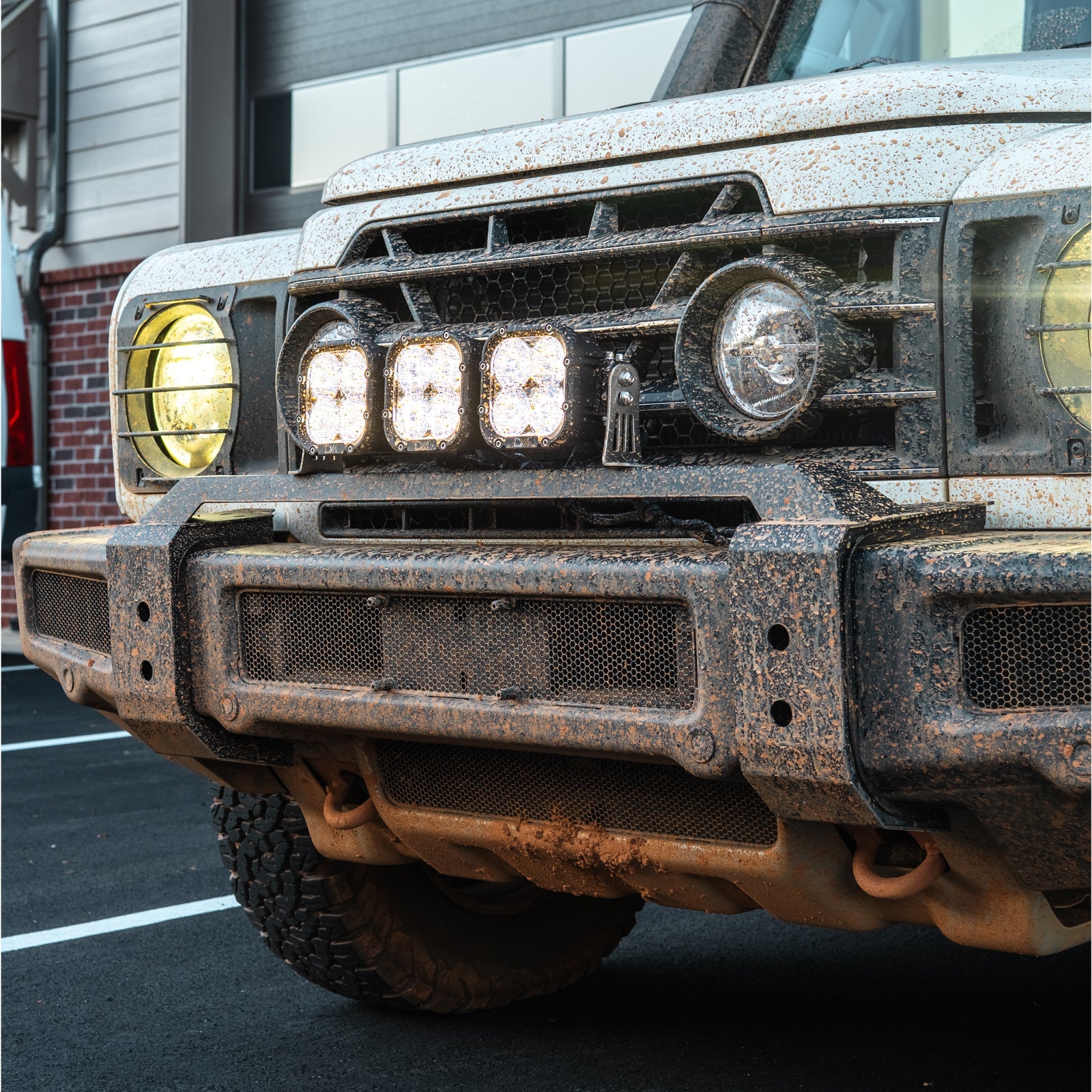 INEOS Grenadier: Front Bumper 3-Light Bar