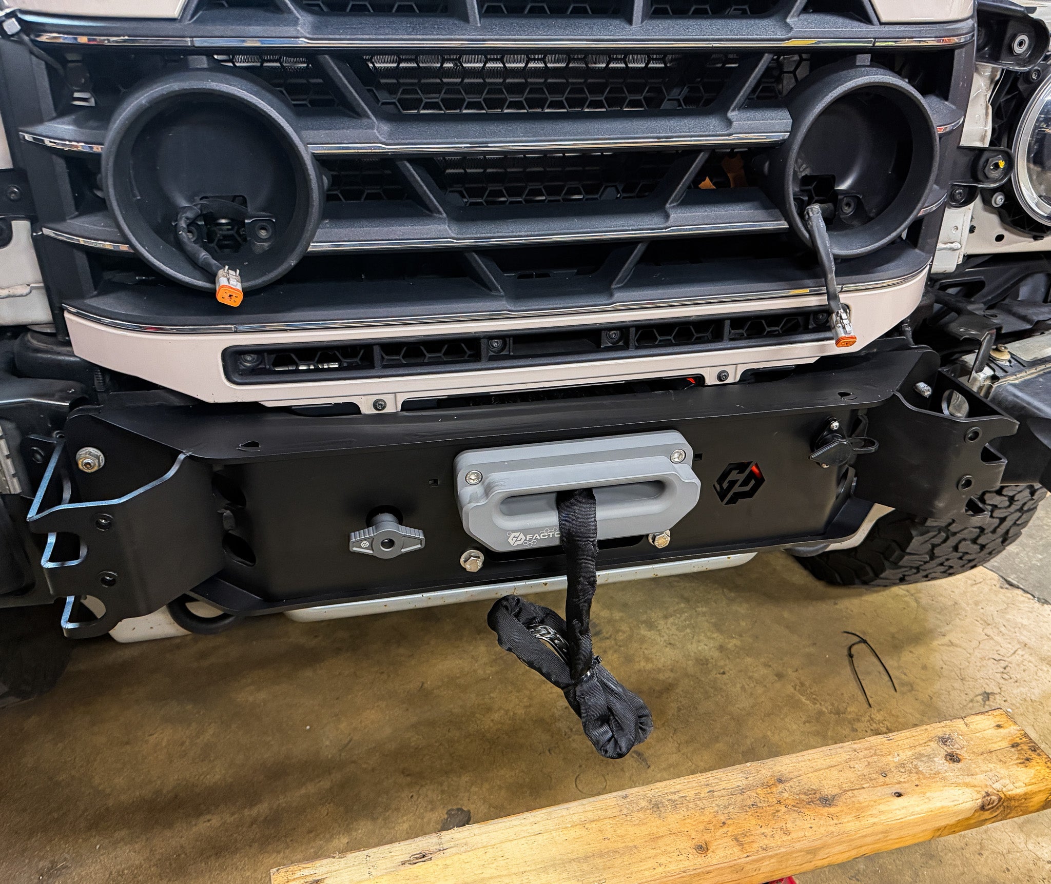 GP Factor Ineos Grenadier & Quartermaster V2 Hidden 12.5K Winch Kit - Synthetic Line