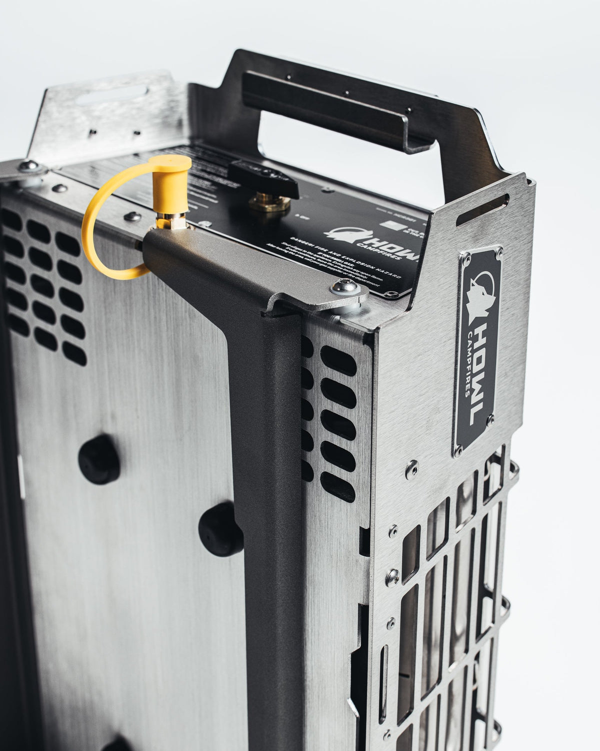 Howl R3 folded, carry handle and control knob on top of the packed unit