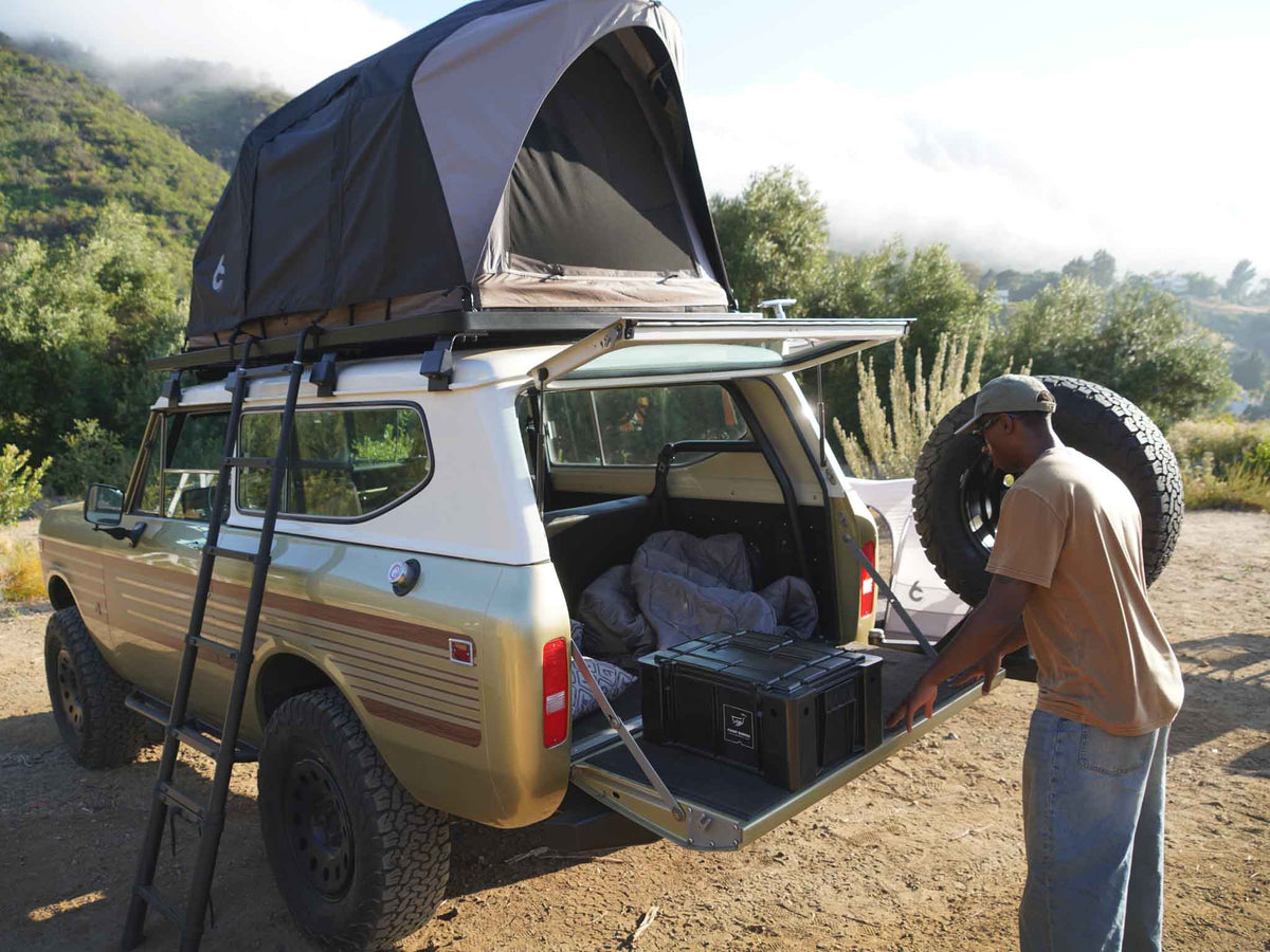 C6 Rev Rack Tent (Eclipse) – person at the rear of a vehicle with the tent on its roof