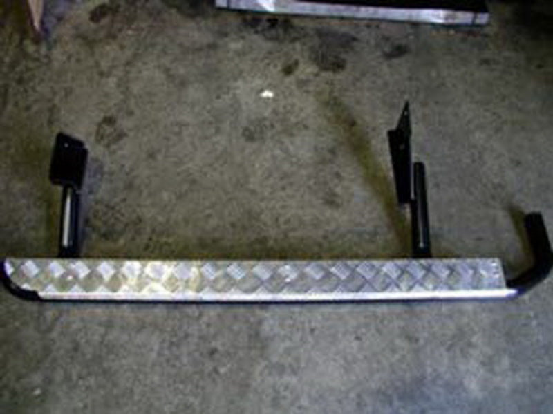 ARB Deluxe protection step for Land Cruiser 60 Series — end detail view