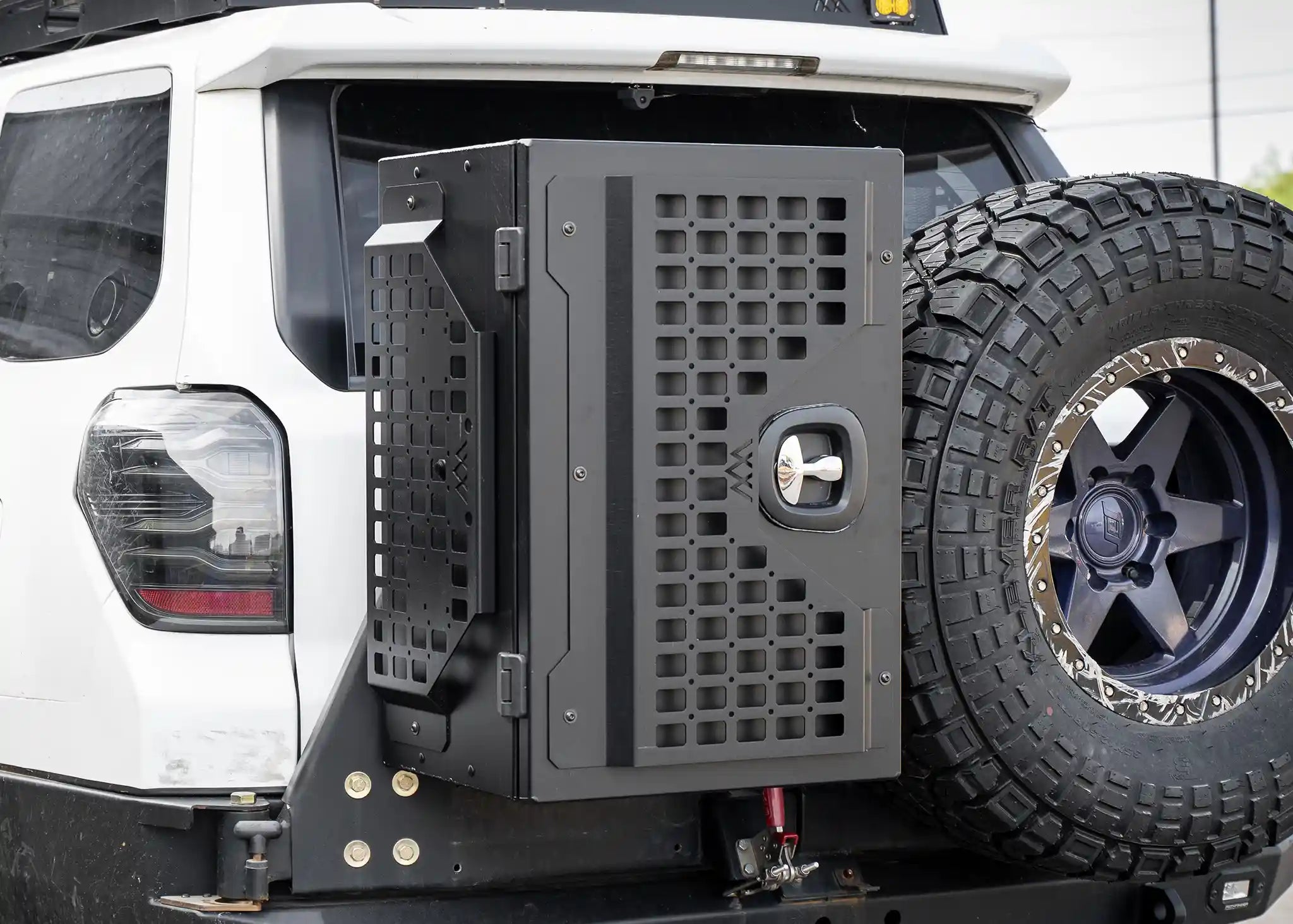 Universal Overland Storage Box (19x28x15)