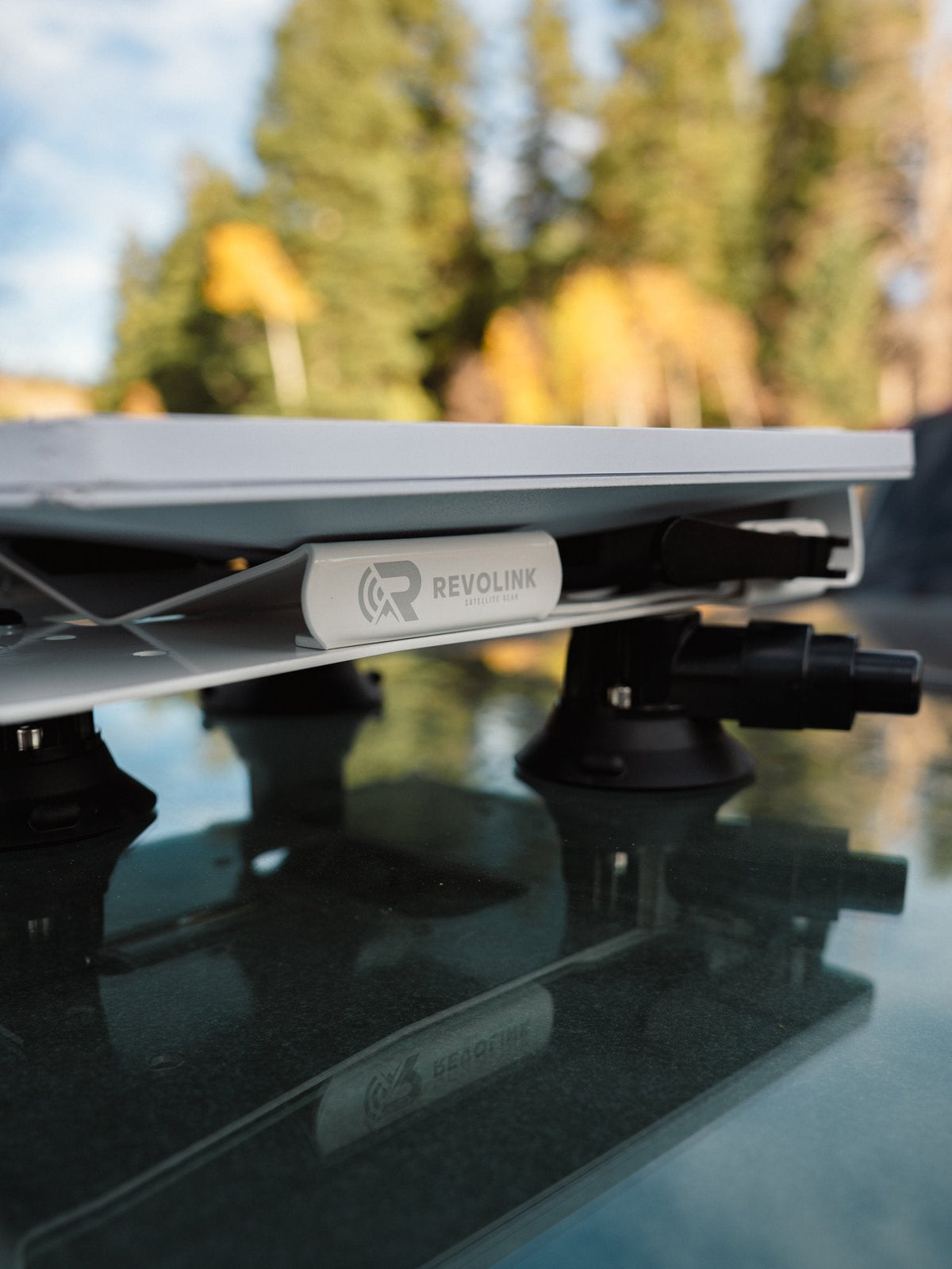 Close-up of the mount edge resting on suction cups on glass