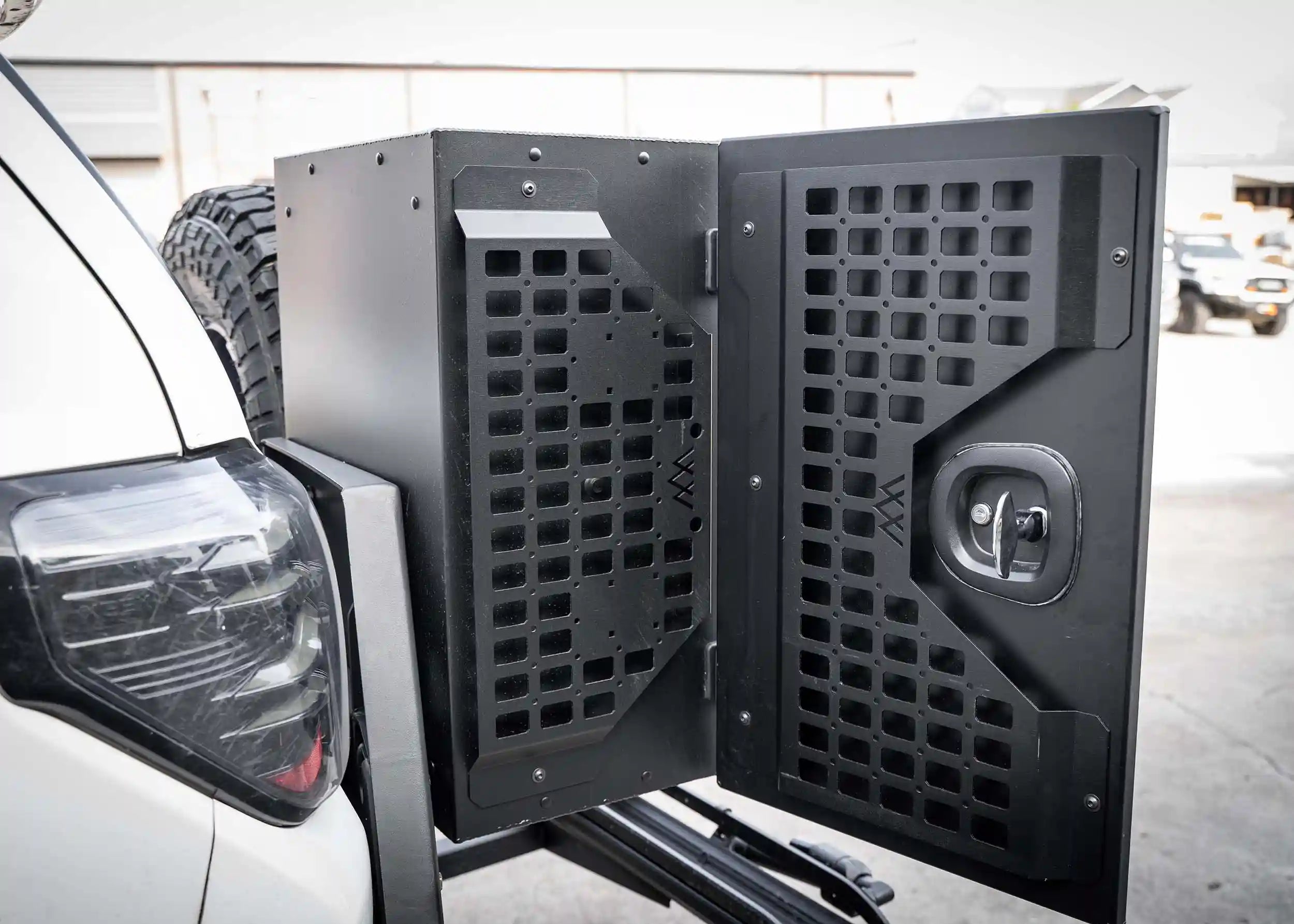 Universal Overland Storage Box (19x28x15)